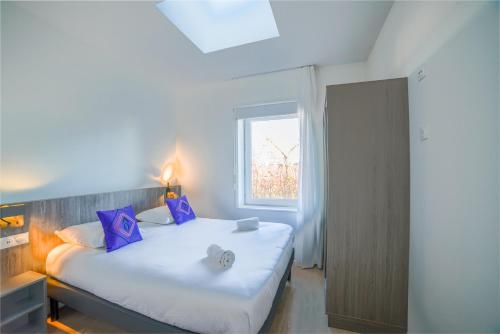 a bedroom with two beds and a window at Montempô + Apparthôtel Toulouse Cité Internationale in Toulouse