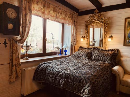 een slaapkamer met een bed en een groot raam bij Dolina Smoków na półwyspie in Przytoń