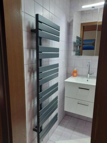 uma casa de banho com um lavatório e uma escada de toalha em Ferienhof Unterkotgraben em Spital am Pyhrn