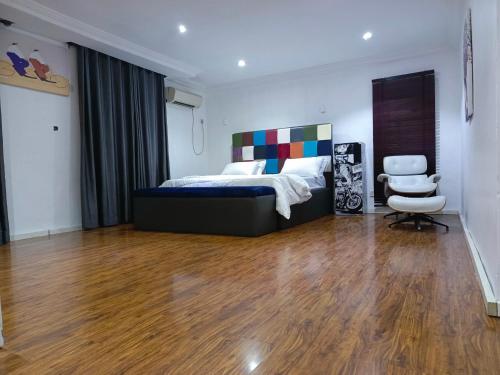 1 dormitorio con 1 cama y 1 silla en Lovely 2-Bed House in Lagos en Lagos