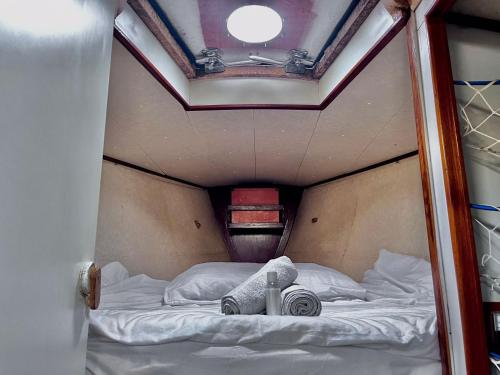 a small bed in a room with a ceiling at Cozy Lisbon Marina Sleepaboard - Sail Away in Lisbon