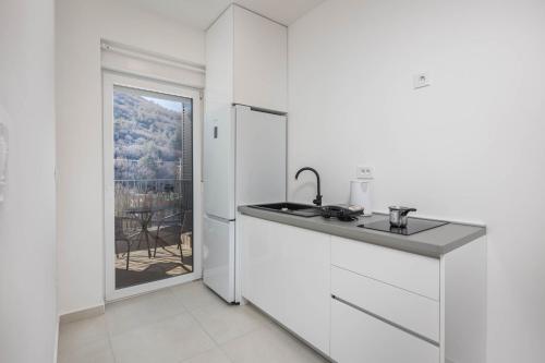 Η κουζίνα ή μικρή κουζίνα στο Seafront Villa Andrijana - Happy Rentals