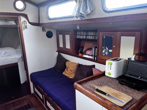 a small room with a bed and a table in it at Cozy Lisbon Marina Sleepaboard - Sail Away in Lisbon