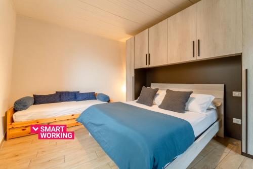 Ένα ή περισσότερα κρεβάτια σε δωμάτιο στο Lakeview Oasis in Bellano by Wonderful Italy
