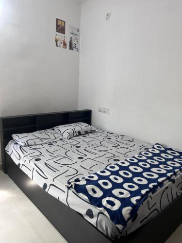 Ein Bett oder Betten in einem Zimmer der Unterkunft Chaithritha Ladies Homestay