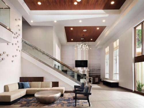 Coin salon dans l'établissement Hyatt House San Diego Sorrento Mesa