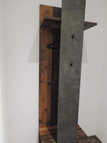 a pillar in the corner of a room at Ferienwohnungen am Hauptplatz in Pirna
