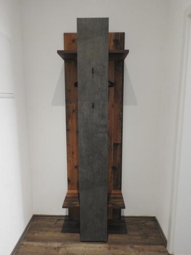 a tall metal column in a corner of a room at Ferienwohnungen am Hauptplatz in Pirna