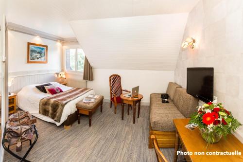 TV a/nebo společenská místnost v ubytování Hôtel & Spa Les Bartavelles
