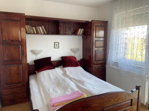 Un dormitorio con una cama con almohadas rojas. en Apartman Kovacevic, en Zlatibor