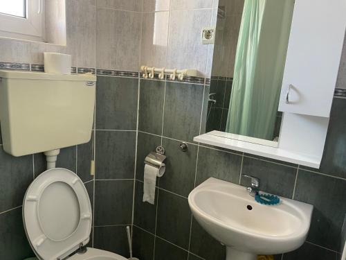 un baño con inodoro y lavabo en Apartman Kovacevic, en Zlatibor
