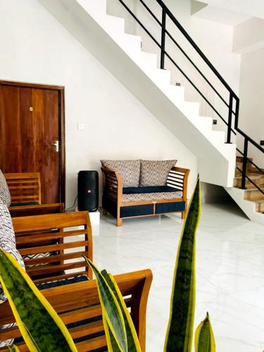 sala de estar con sofá y escaleras en Royal Homes and Wellness Center en Kurunegala