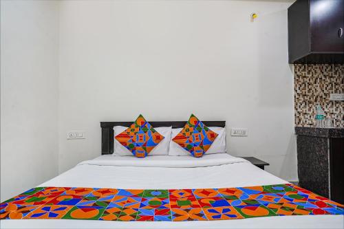 Un pat sau paturi într-o cameră la FabExpress Venkateswara Atidhi