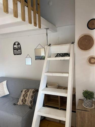 - un lit superposé blanc dans un dortoir avec une échelle dans l'établissement studio Biscarrosse plage, à Biscarrosse