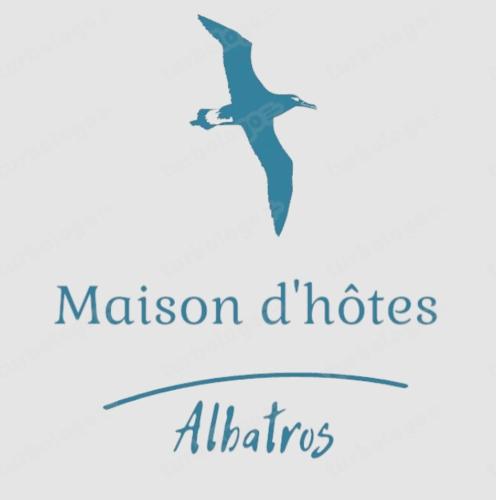 Un uccello che vola nel cielo con le parole "dhos albatros". di Maison Albatros a Mahdia