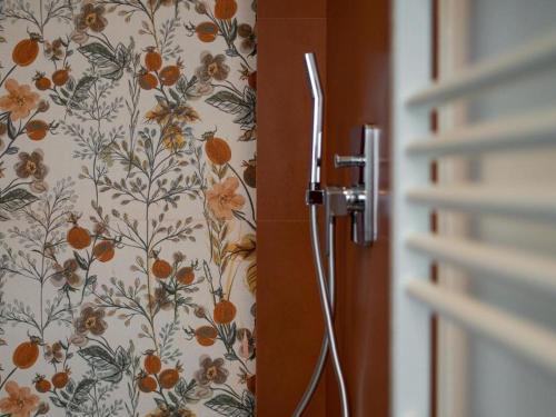 a room with a wall with a floral wallpaper at SE048 - Marotta, nuovo bilocale fronte mare in Marotta