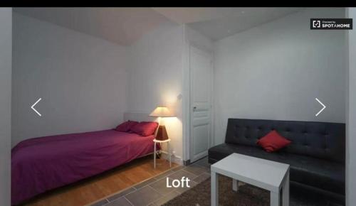 un salon avec un lit et un canapé dans l'établissement Studio près de la Porte Maillot, à Paris