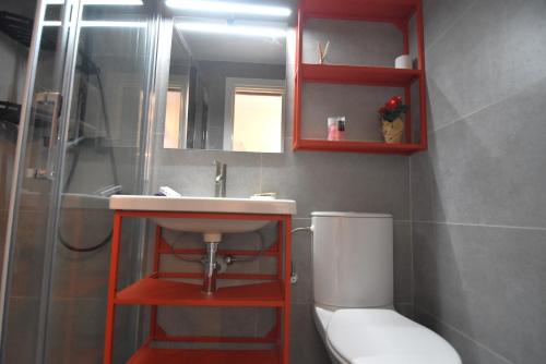 uma casa de banho com um WC, um lavatório e um espelho. em RNET - Port Margarita 2C, Roses Costa Brava, Aire acondicionado em Roses