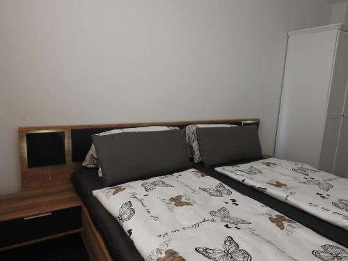a bed in a room with two beds with butterfly sheets at Ferienwohnungen am Hauptplatz in Pirna