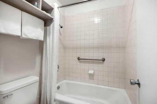 ein weißes Bad mit einer Badewanne und einem WC in der Unterkunft Suburban Studios Cookeville in Cookeville