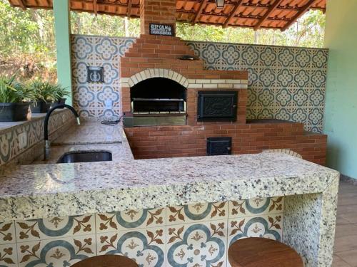 een keuken met een bakstenen oven en een aanrecht bij Sitio Canto Caipira in Vila Velha