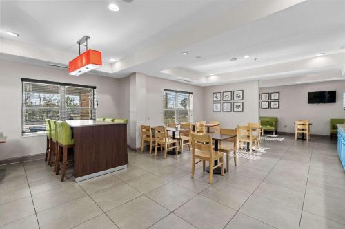 a dining room with a table and chairs at Country Inn & Suites by Radisson, Myrtle Beach, SC in Myrtle Beach