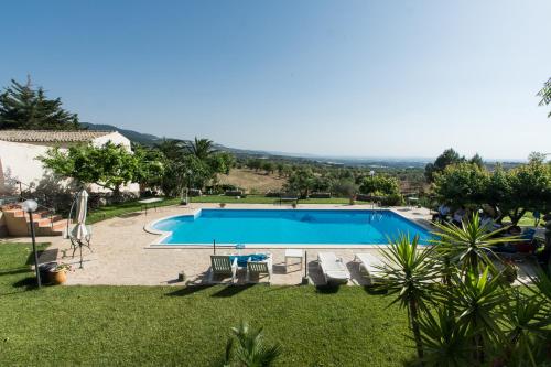 una imagen de una piscina en un patio en Case Passamonte Agriturismo Resort & Rooms en Chiaramonte Gulfi