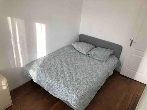 1 dormitorio con 1 cama con 2 almohadas en 40m² totalement rénovés belle vue dégagée (002), en Villeneuve-Saint-Georges