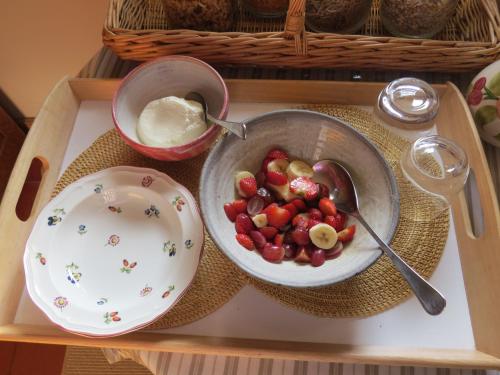een dienblad met een schaal fruit en een schaal dipsaus bij Sockbridge Mill Bed and Breakfast in Penrith