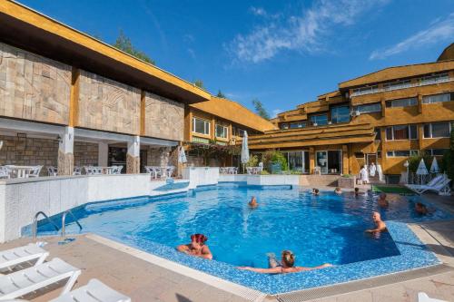 een groep mensen in een zwembad in een hotel bij Balneocomplex Kamena in Velingrad