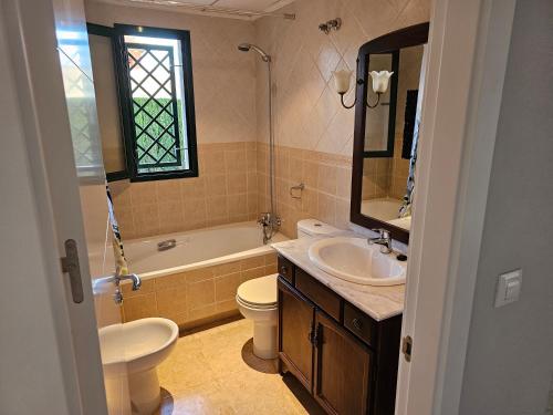 ZurgenaにあるStunning 3-Bed Villa detached with private poolのバスルーム(洗面台、トイレ、鏡付)