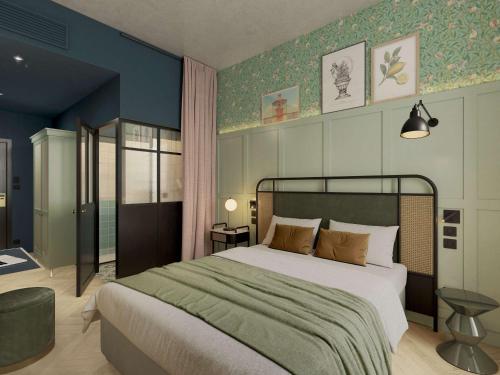 ein Schlafzimmer mit einem Bett und einer blauen Wand in der Unterkunft Square Lodge Hotel La Roche sur Yon - Handwritten Collection in La Roche-sur-Yon