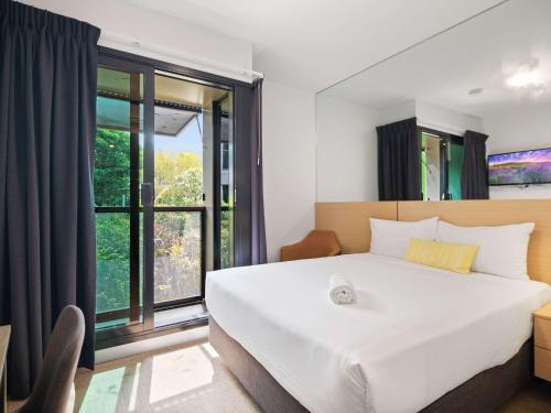 Postel nebo postele na pokoji v ubytování Ibis Darwin Airport Hotel