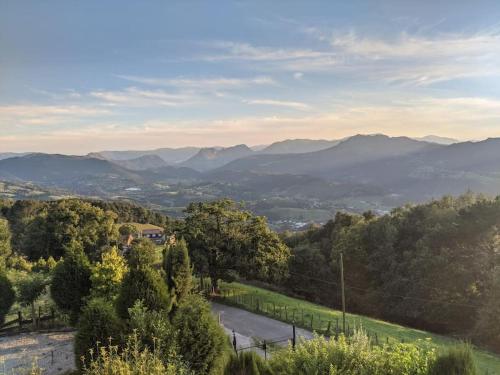 vista su una valle con montagne in lontananza di Ampuero, Cantabria, RÍO ASÓN. Hasta 6 personas ad Ampuero