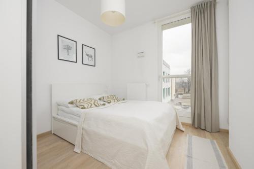 Tempat tidur dalam kamar di Bobrowiecka Modern Apartment with Balcony by Renters