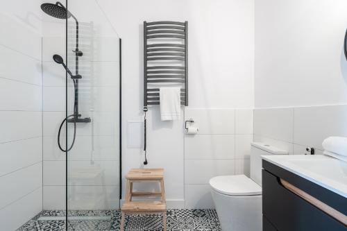 La salle de bains est pourvue d'une douche et de toilettes. dans l'établissement RentPlanet - Apartament Cybulskiego, à Wrocław