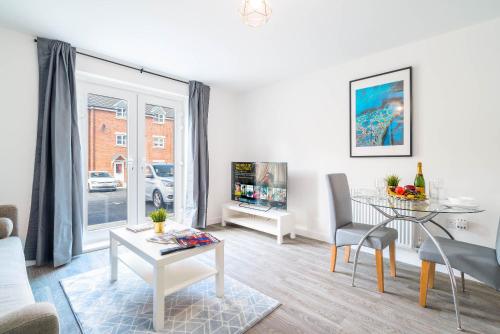 a living room with a table and a dining room at Luxury Apartment - Twin Beds - Selly Oak - Off-street Parking - Free Netflix & Wifi - Top Rated 9CC in Birmingham
