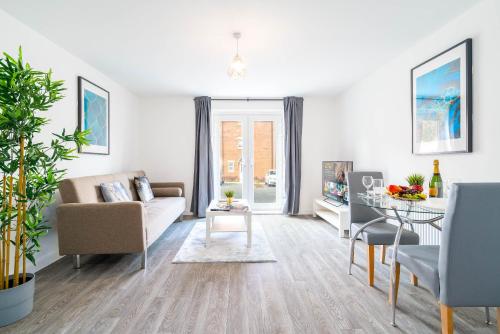 una sala de estar con un sofá y una mesa en Modern Apartment - Twin Beds - Selly Oak - Off-Street Parking - Free Netflix & Wifi 9CC, en Birmingham