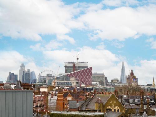 ロンドンにあるネル グウィン チェルシー アコモデーションの建物を背景に見える街並み