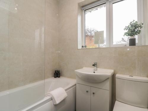 een badkamer met een wastafel, een bad en een toilet bij Seaside Cottage in Scarborough