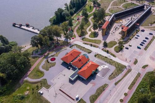 an aerial view of a park with a large building at Mazurskie Niebo Apartament 1 in Gołdap