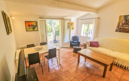 un salon avec une table et un canapé dans l'établissement Mas Provençal avec piscine., à Grans