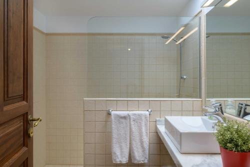 a bathroom with a sink and a mirror at Villa Marisol, Los Mojones in Tías