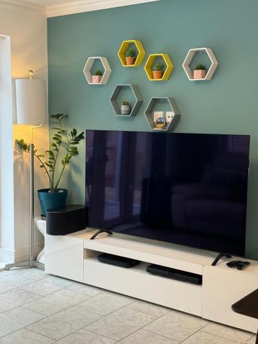Una televisión o centro de entretenimiento en Angmering Home