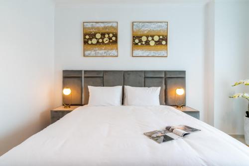 Ένα ή περισσότερα κρεβάτια σε δωμάτιο στο Class Home-Superb 1BR apartment with full Burj Khalifa View-5min walk to Dubai Mall