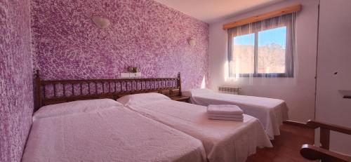 - une chambre avec 2 lits et une fenêtre dans l'établissement Posada Casa de Julia, à Parbayón