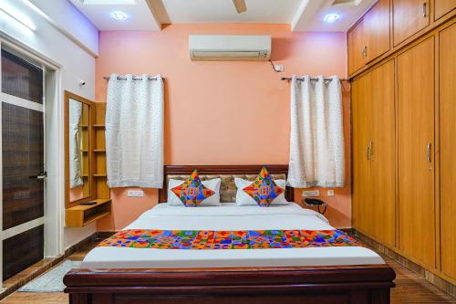 ハイデラバードにあるFabHotel Q Suites - Nr Kavuri Hills, Madhapurの部屋の中に大きなベッドがある寝室