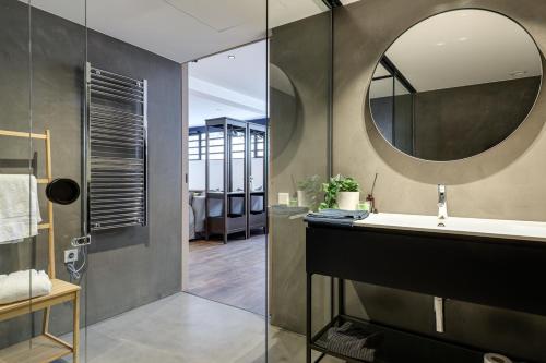 ein Bad mit einem Waschbecken und einem Spiegel in der Unterkunft Luxury Sancho with a Pool in Barcelona