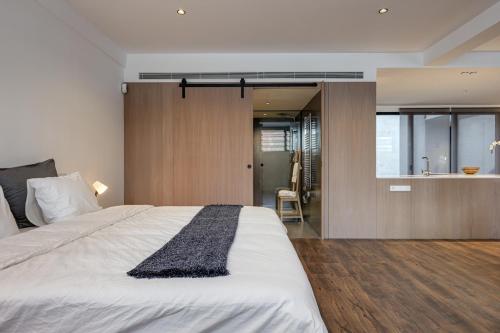 1 Schlafzimmer mit einem großen Bett und einem Badezimmer in der Unterkunft Luxury Sancho with a Pool in Barcelona
