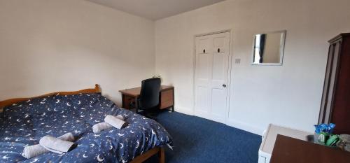 - une chambre avec un lit et un bureau avec un ordinateur dans l'établissement Springvale house, à Walkley